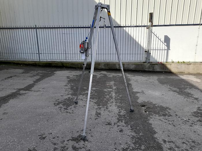 Used Ikar 1 person Tripod & Winch