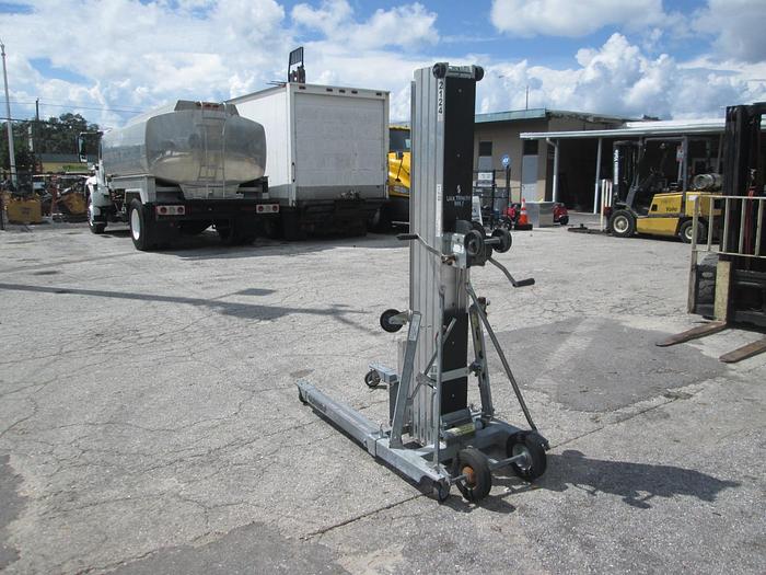 Used Sumner 2124 24' Material Lift