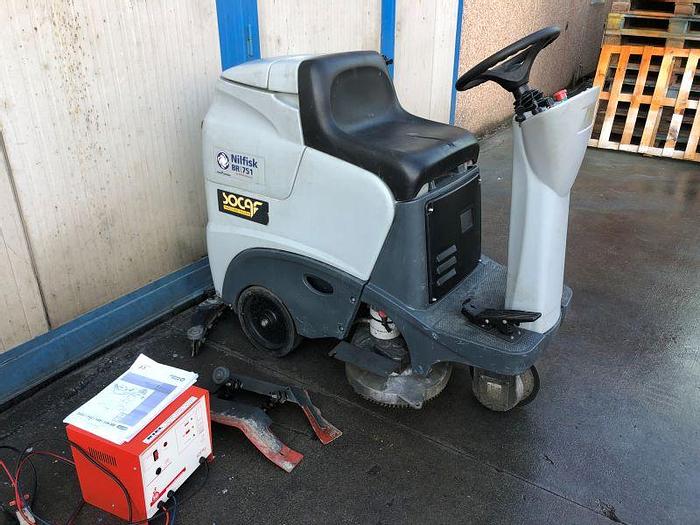 Usato LAVASCIUGA UOMO A BORDO NILFISK BR 751