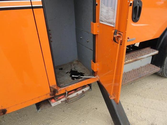 Used 2011 FREIGHTLINER BUSINESS CLASS M2 106