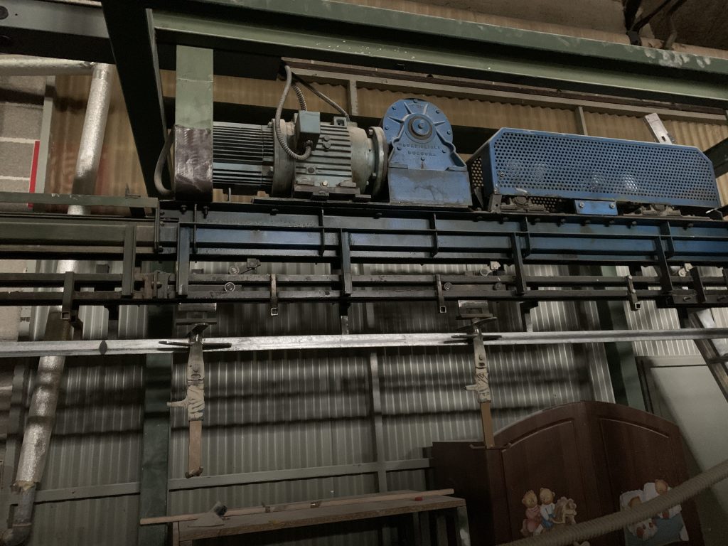 Usato Catena di verniciatura da 70 metri lineari, con sistema di frizione per un carico di molti prodotti in spazio ristretto (vedi video)