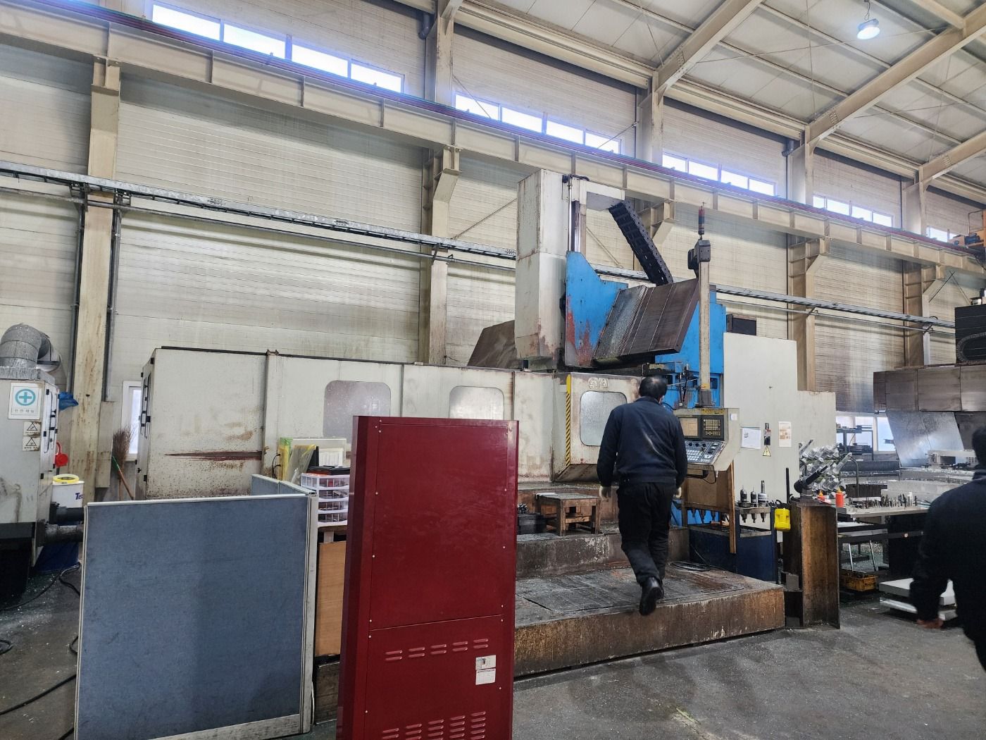 Used VTEC VF 3000 Double Column VMC Machine Table : 3000 x 2000mm, Between Column : 2400mm, Fanuc 18iMB Controller, 2 Milling Heads