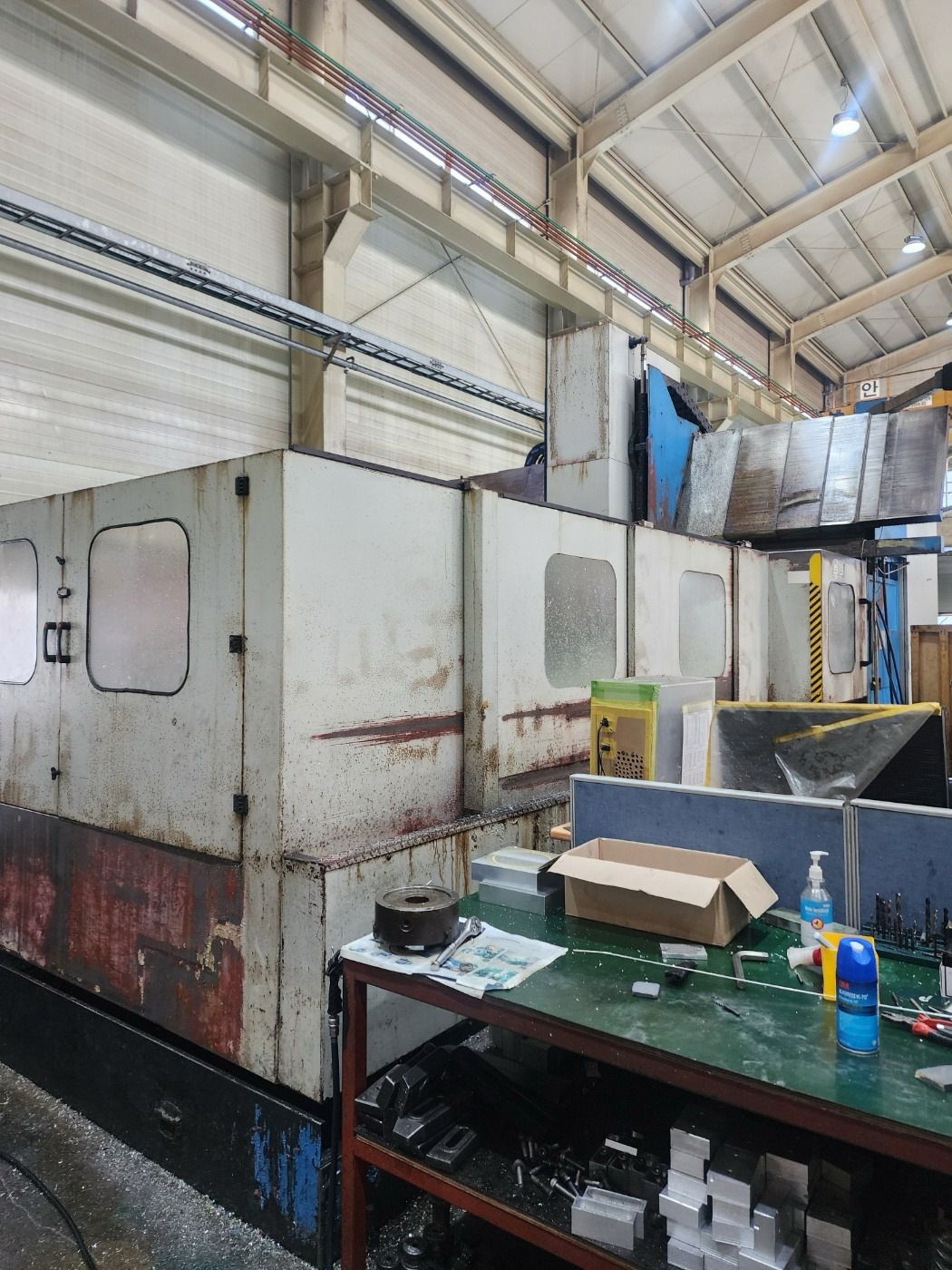 Used VTEC VF 3000 Double Column VMC Machine Table : 3000 x 2000mm, Between Column : 2400mm, Fanuc 18iMB Controller, 2 Milling Heads