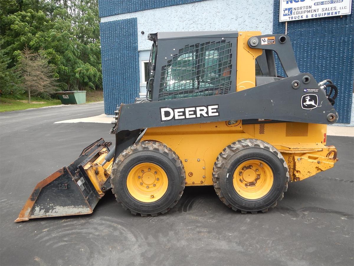 Used 2017 DEERE 324E