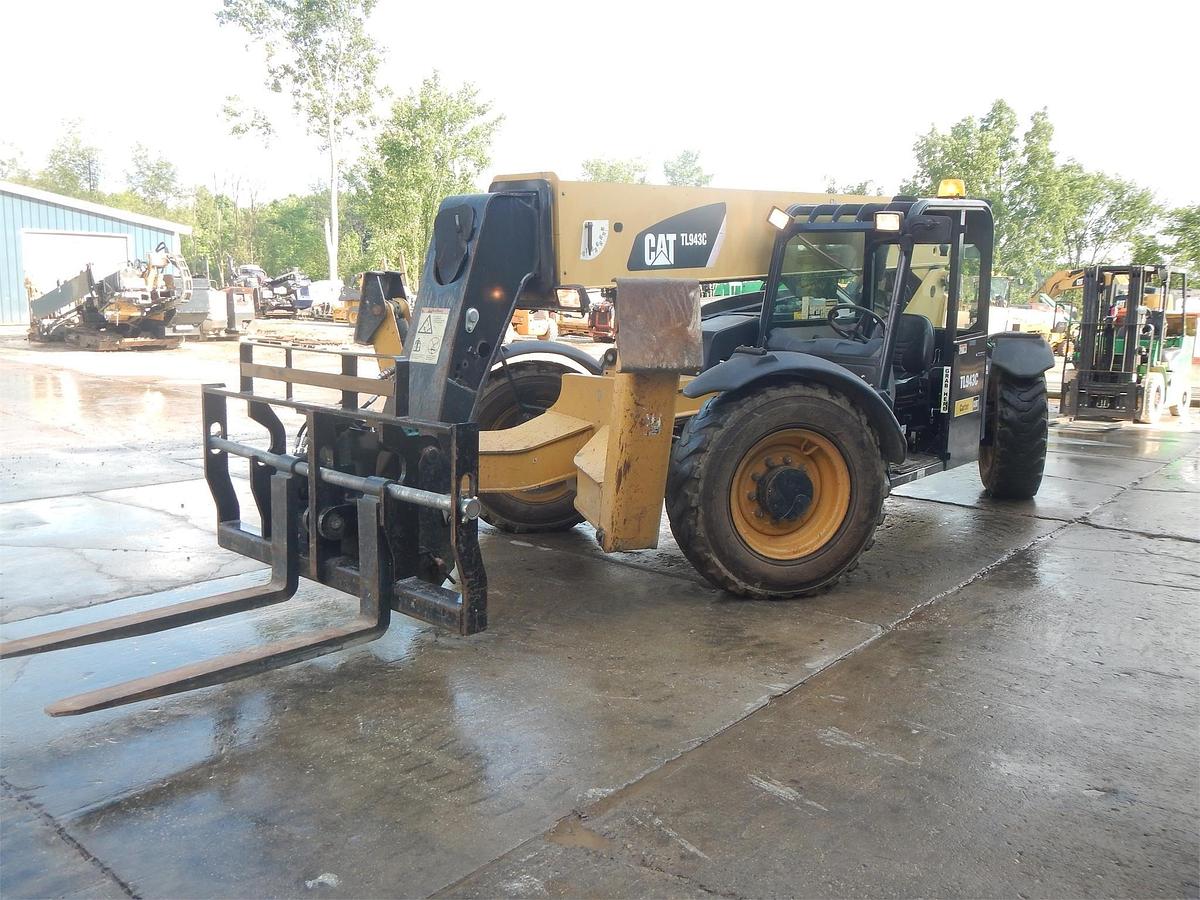 Used 2014 CATERPILLAR TL943C