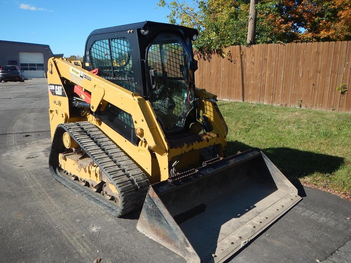 Used 2017 CATERPILLAR 239D