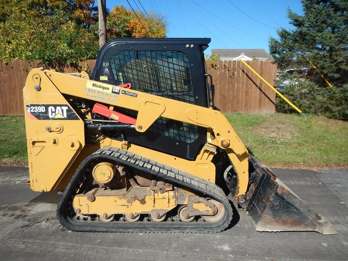 Used 2017 CATERPILLAR 239D