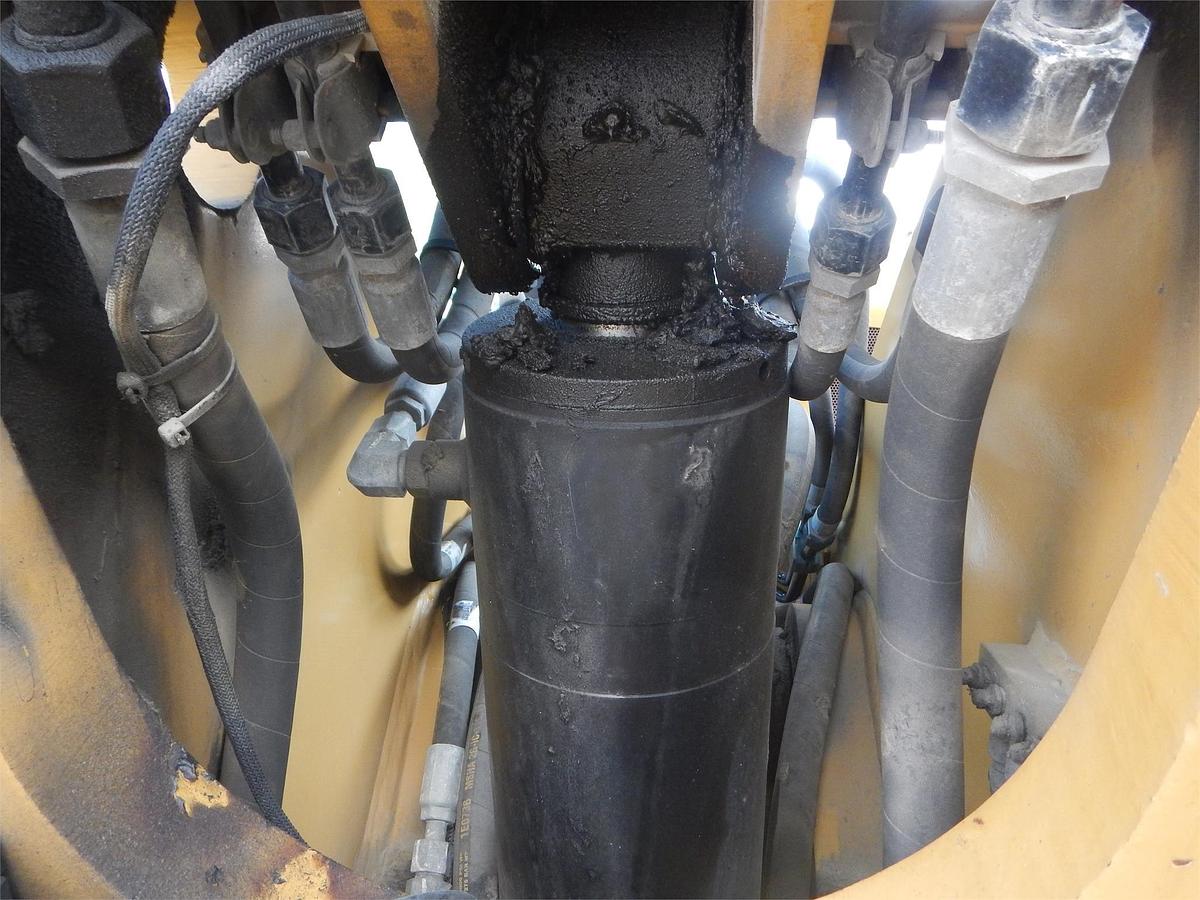 Used 2014 CATERPILLAR TL943C