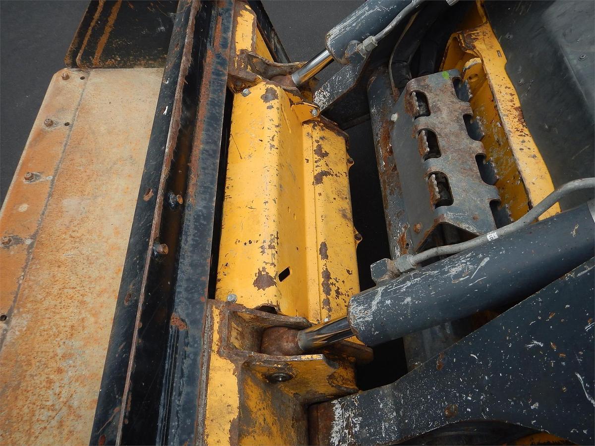 Used 2017 DEERE 324E