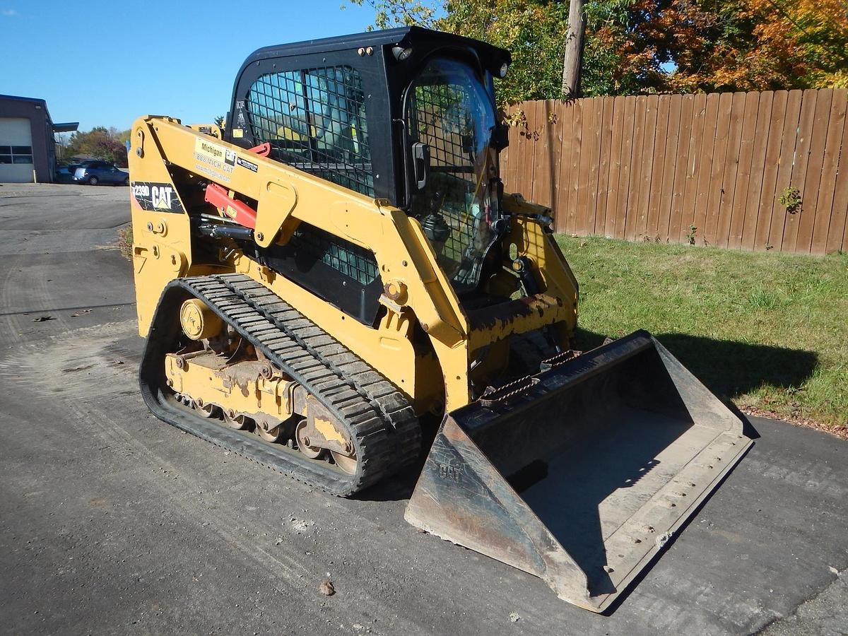 Used 2017 CATERPILLAR 239D