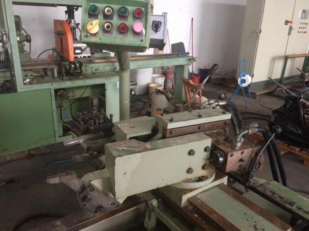 Usato Tornio per ciotole, piatti e simili, marca Oma