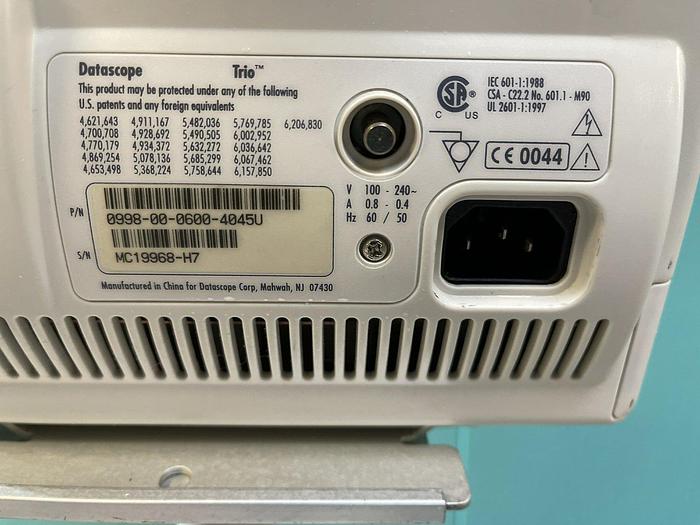 Gebraucht Datascope Trio Patientenmonitor auf Trolley mit Blutdruckmanschette und SpO2 Fingersensor