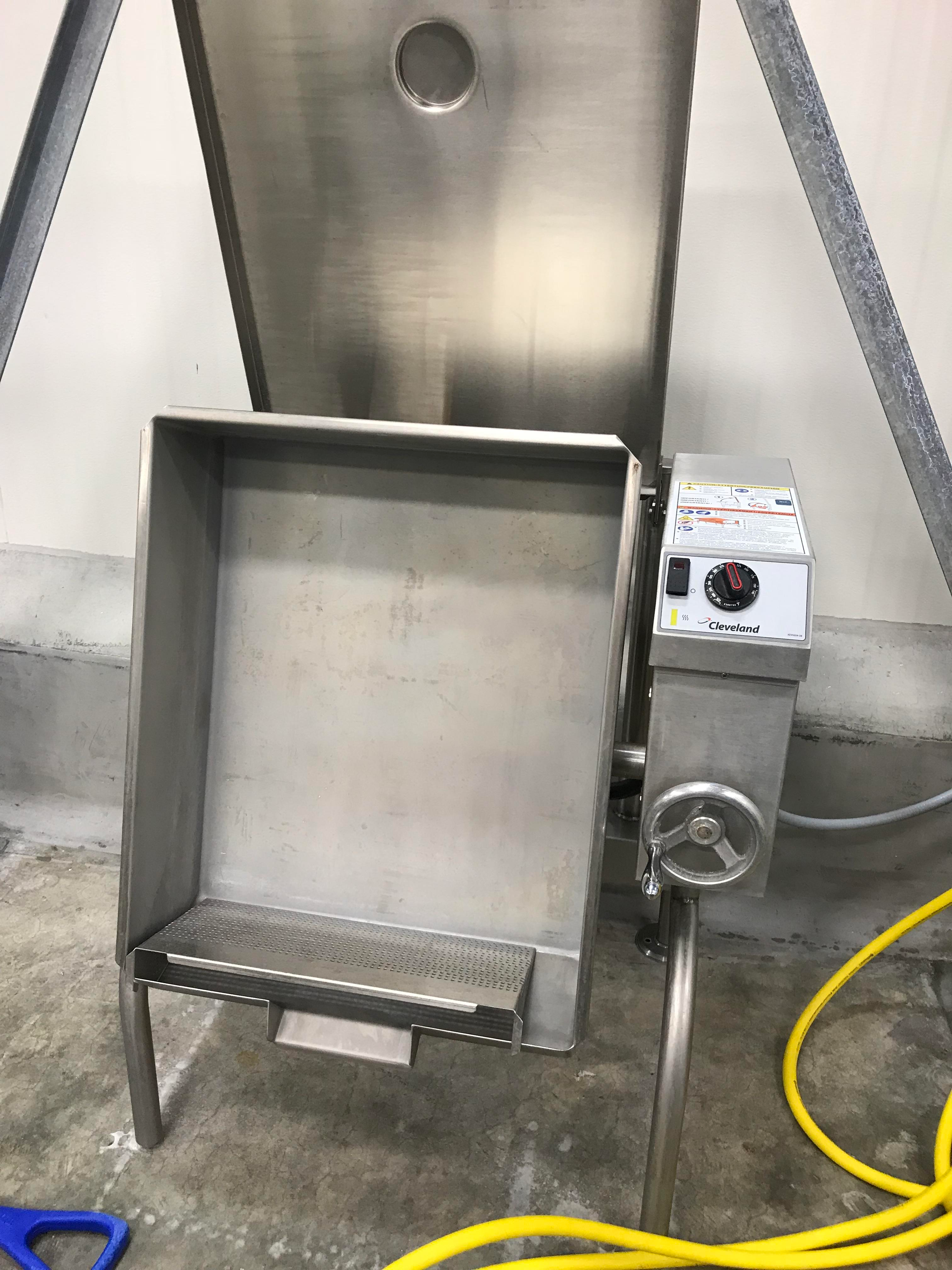 Used CLEVELAND 30 GAL. TILTING ELECTRIC BRAISING PAN SKILLET, SEL...