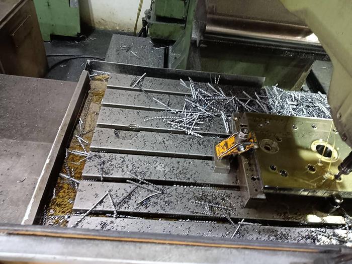 Used HWACHEON Ecomil-85V Year 1998 CNC Vertical Machining Center