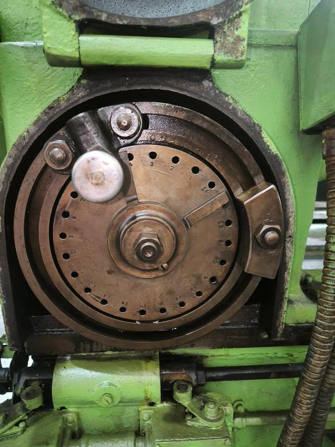 Used LEES BRADNER HT 21" x 98" Thread Milling Machine