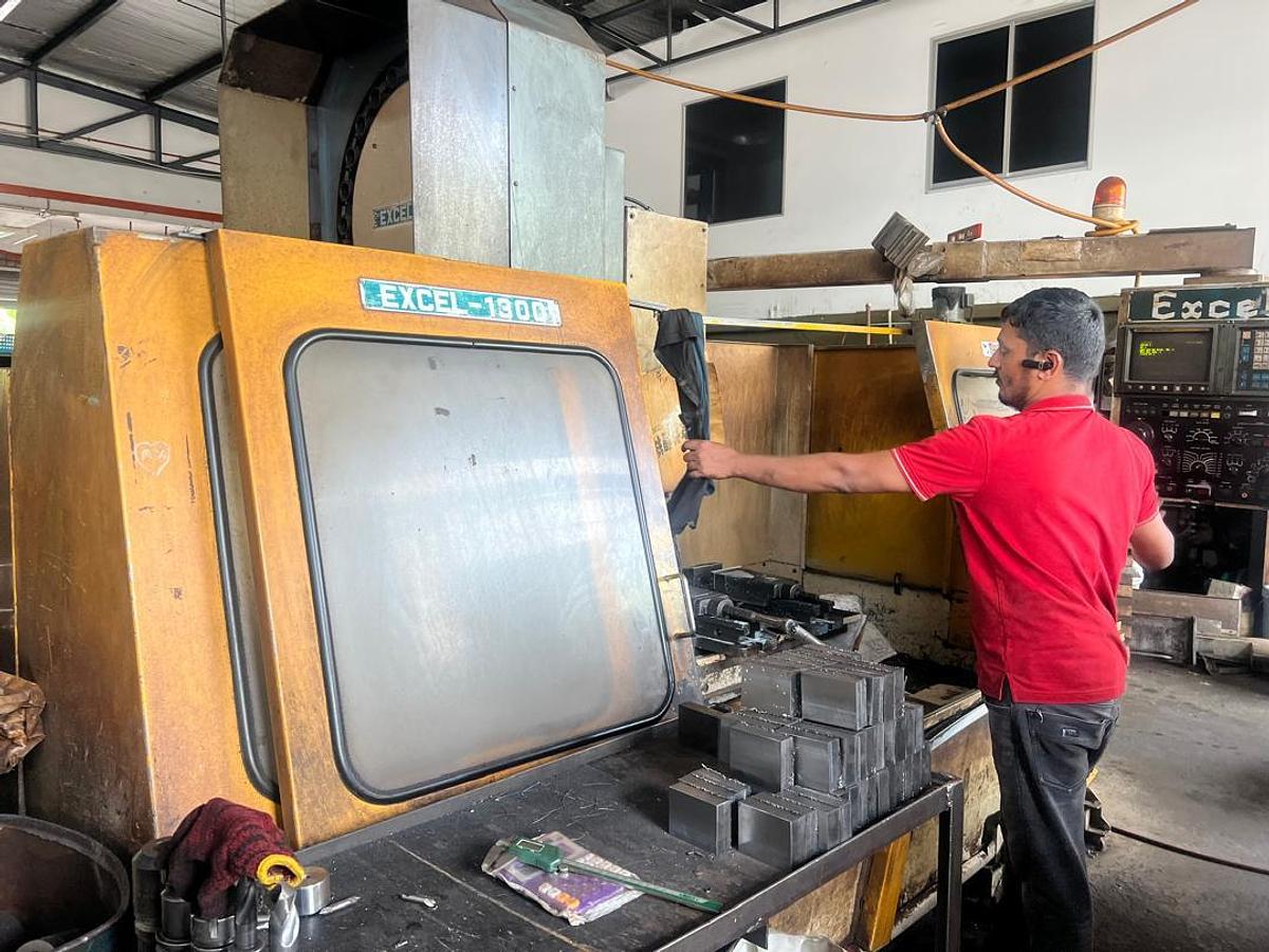 Used Excel 1300 Vertical Machining Center Year 2000