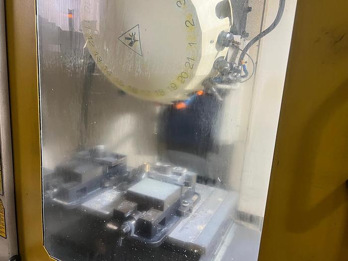 Used FANUC ROBODRILL α-T21iELe Year 2006 CNC Vertical Machining Center 