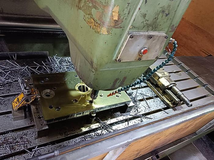 Used HWACHEON Ecomil-85V Year 1998 CNC Vertical Machining Center