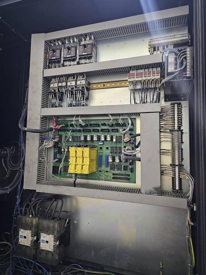 Used Makino S33 Vertical Machining Center Year 2003