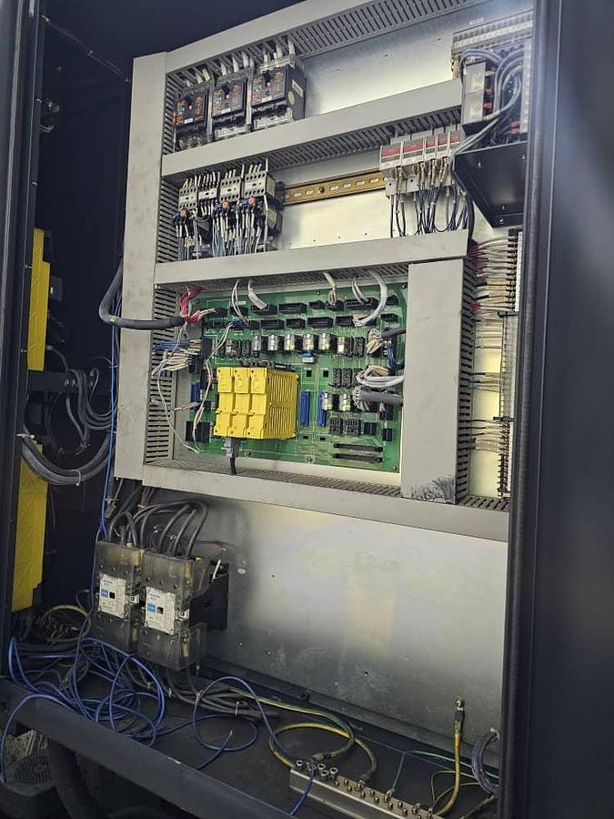 Used Makino S33 Vertical Machining Center Year 2003