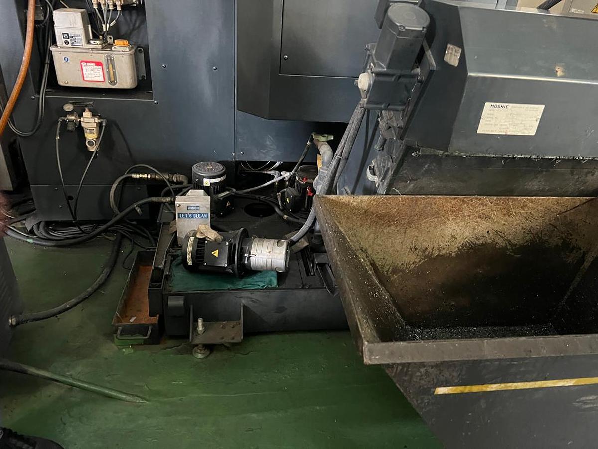 Used Makino V33 Vertical Machining Center Year 2005