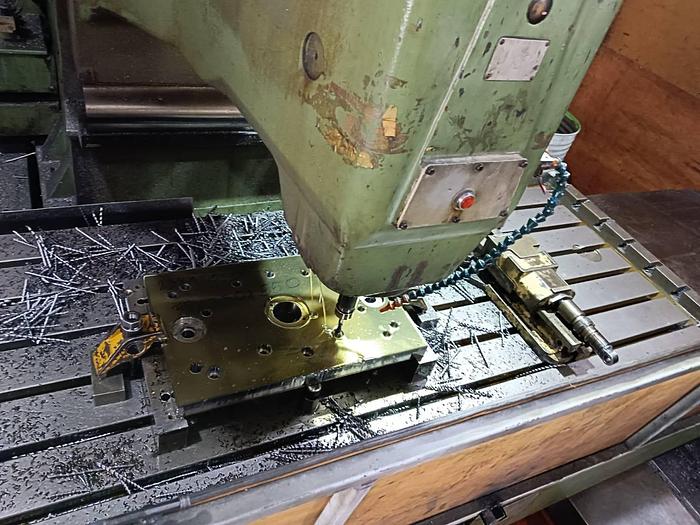 Used HWACHEON Ecomil-85V Year 1998 CNC Vertical Machining Center