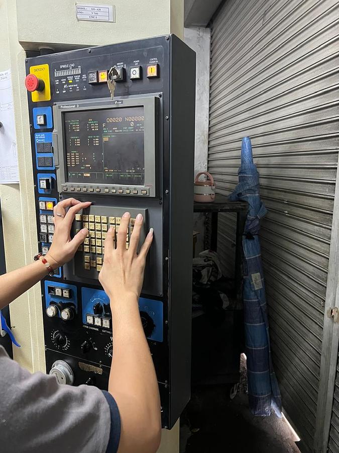 Used Makino S33 Vertical Machining Center Year 2003