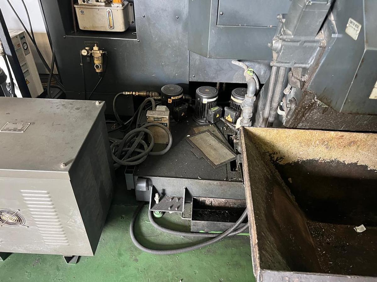 Used Makino V33 CNC Vertical Machining Center Year 2004