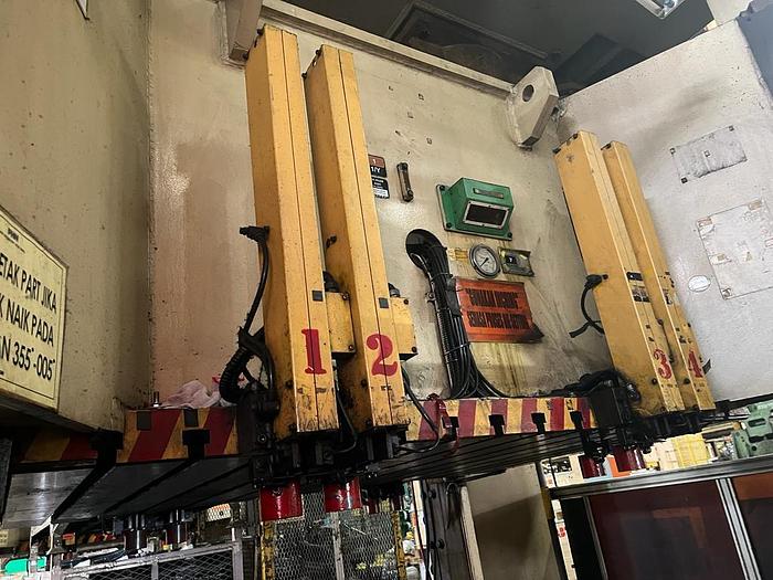 Used Hyundai 300T Model SA2-300 Year 1996 Stamping Press