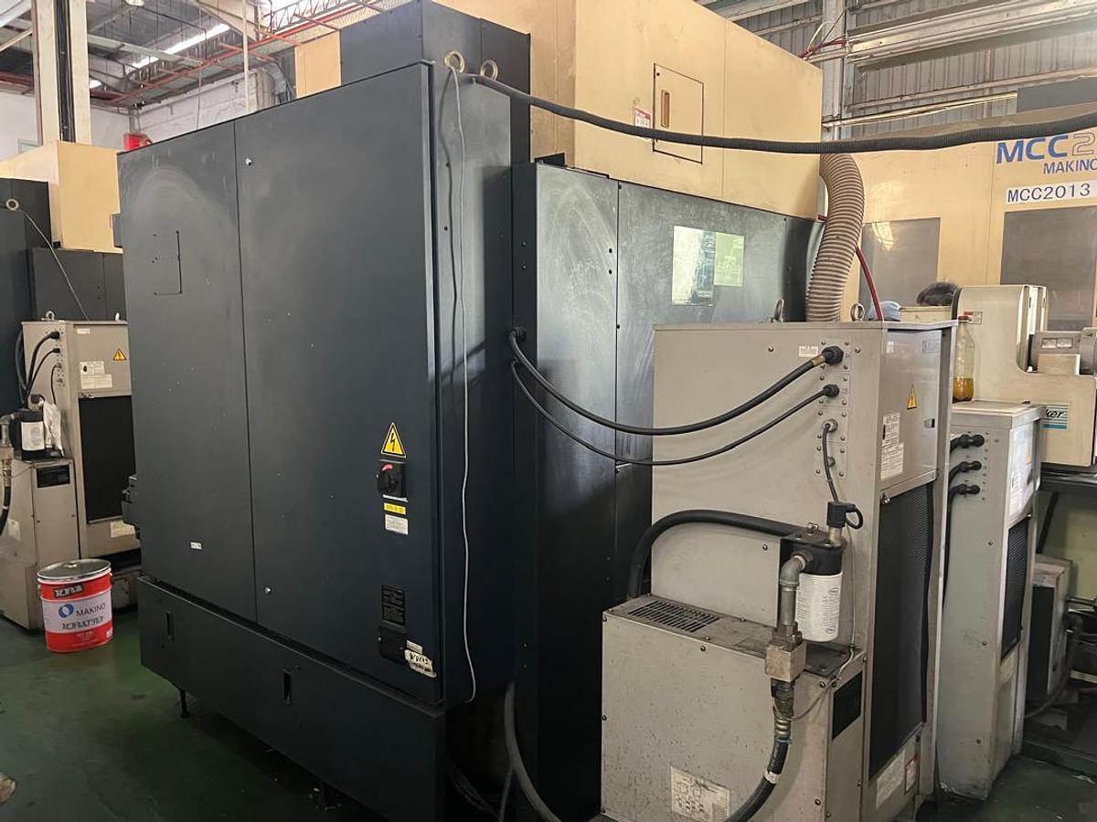 Used Makino V33 Vertical Machining Center Year 2005