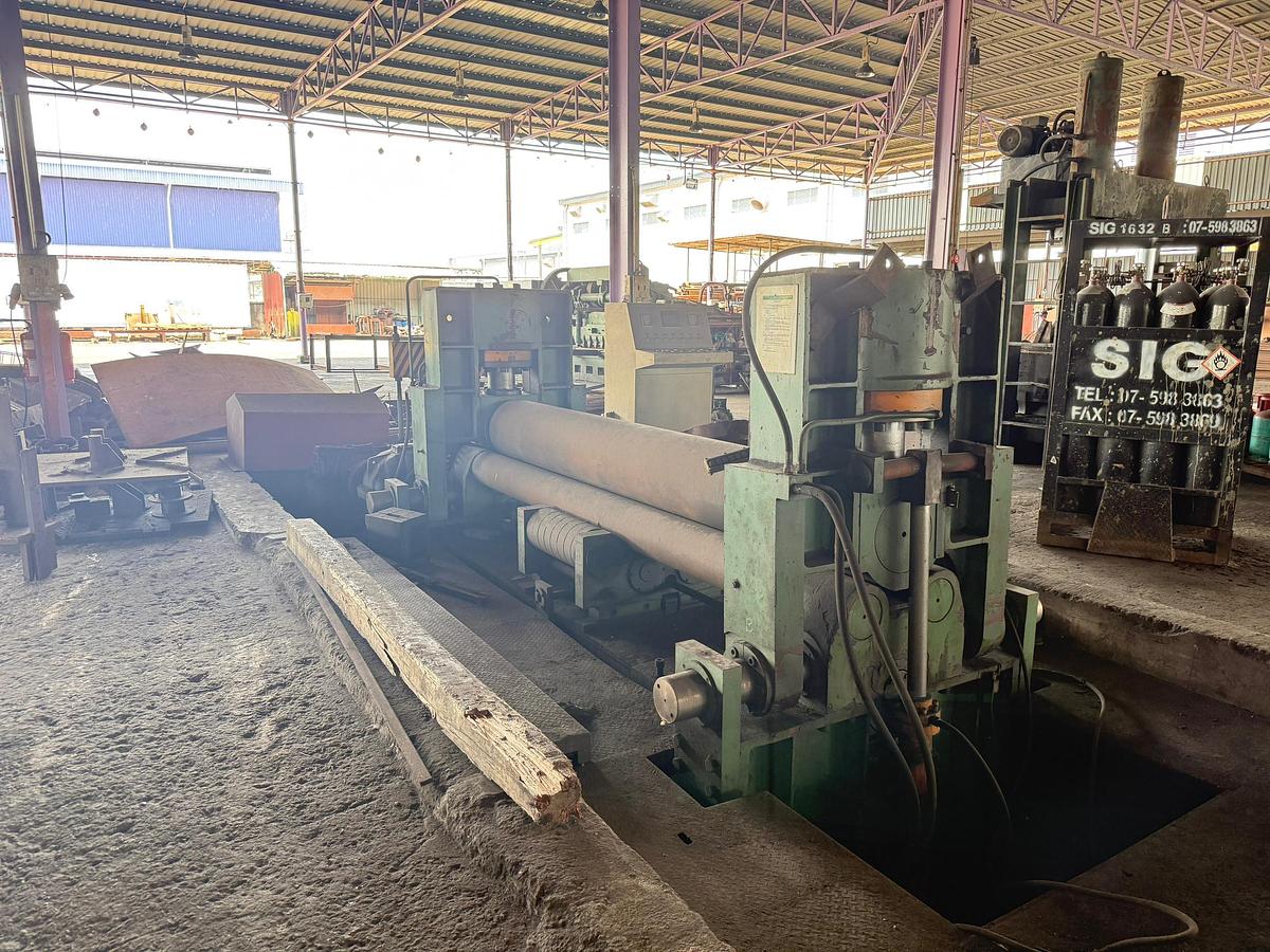 Used W11S-32 × 3000 Plate Rolling Machine Year 2008