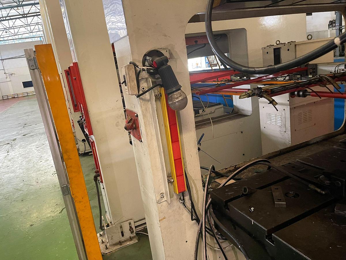 Used Kukil KDH-300E High Speed Stamping Machine Year 2011
