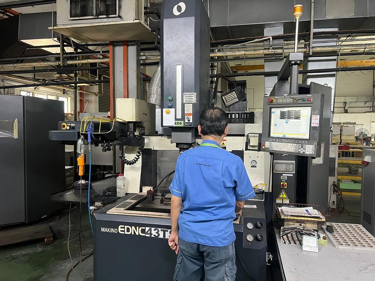 Used Makino EDNC43TS Die Sinking EDM Year 2008