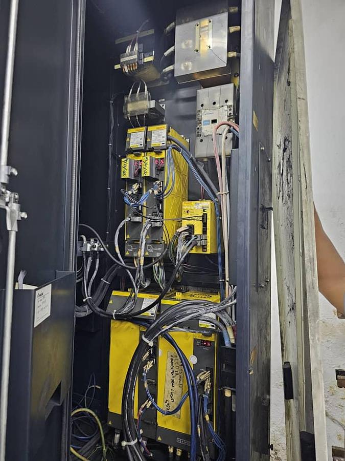 Used Makino S33 Vertical Machining Center Year 2003