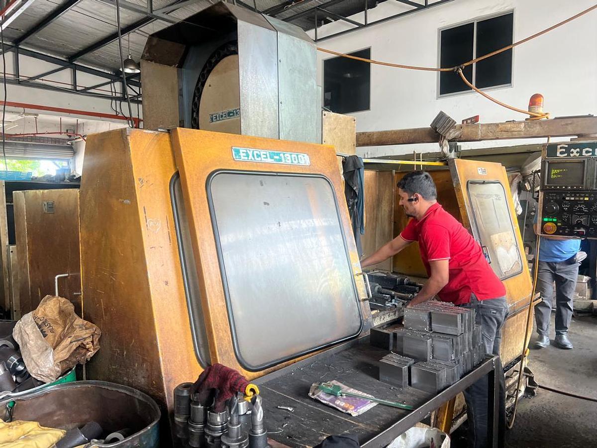 Used Excel 1300 Vertical Machining Center Year 2000