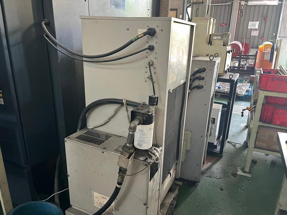 Used Makino V33 CNC Vertical Machining Center Year 2004