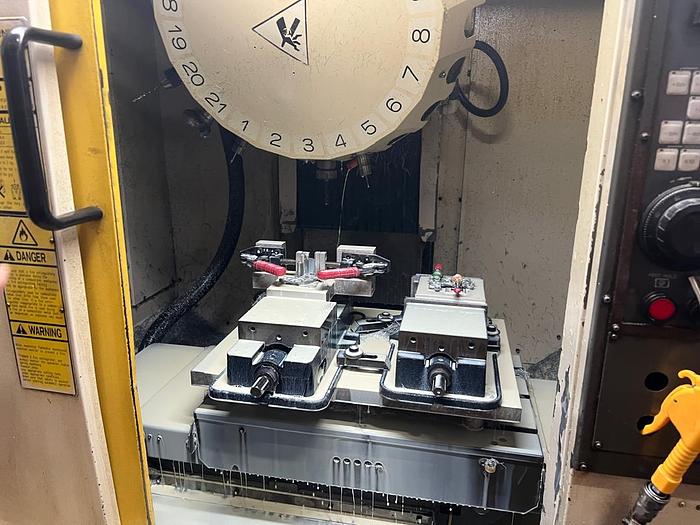 Used Fanuc Robodrill α-T21iEe Year 2008 CNC Vertical Machining Center