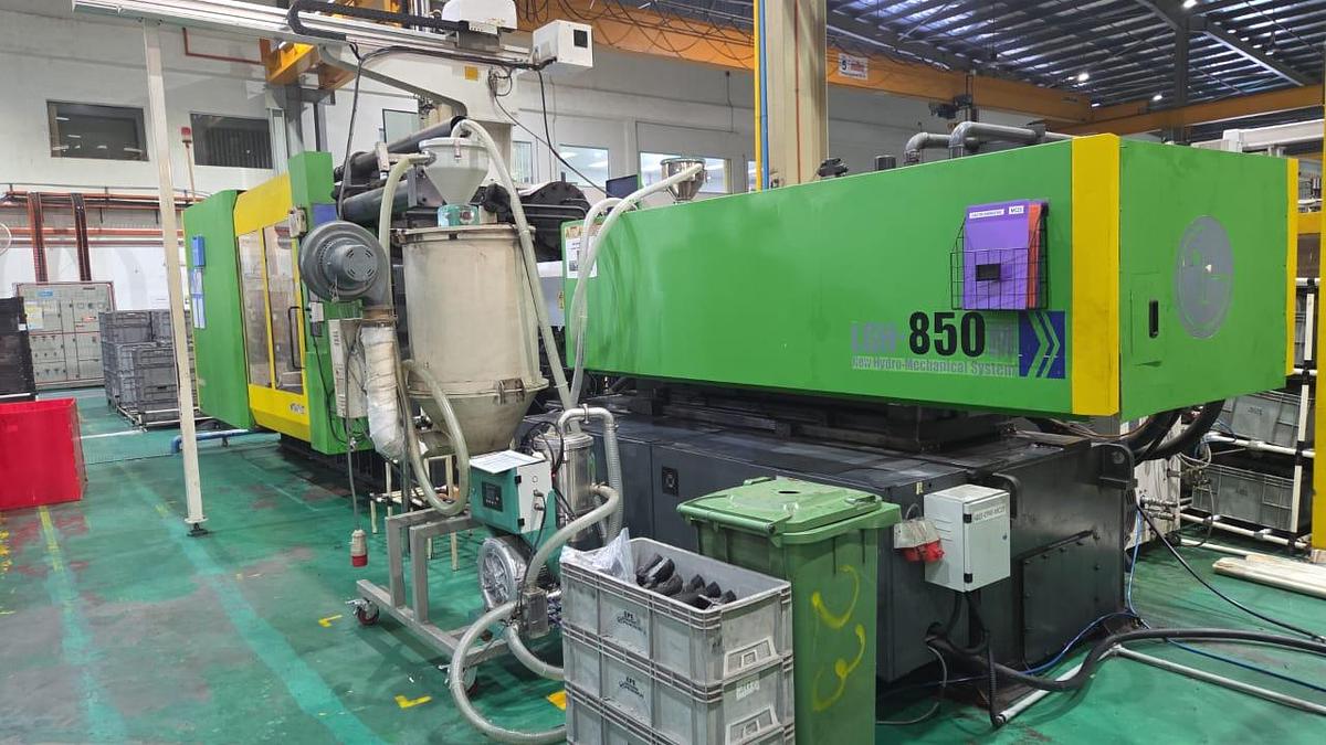 Used LG LGH850M Plastic Injection Molding Year 2004