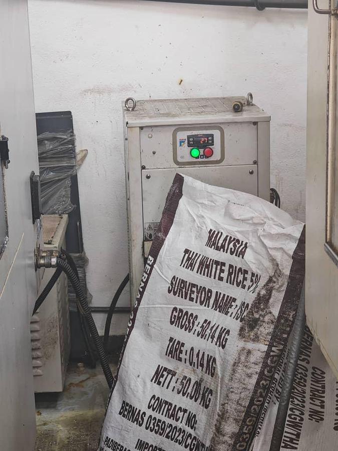 Used Awea AV1000 Vertical Machining Center Year 2003