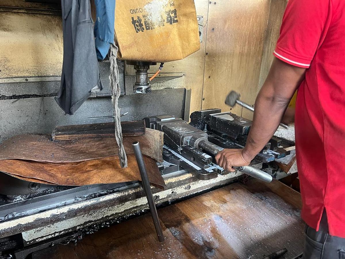 Used Excel 1300 Vertical Machining Center Year 2000