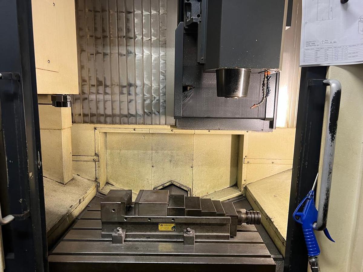 Used Makino S33 Vertical Machining Center Year 2003