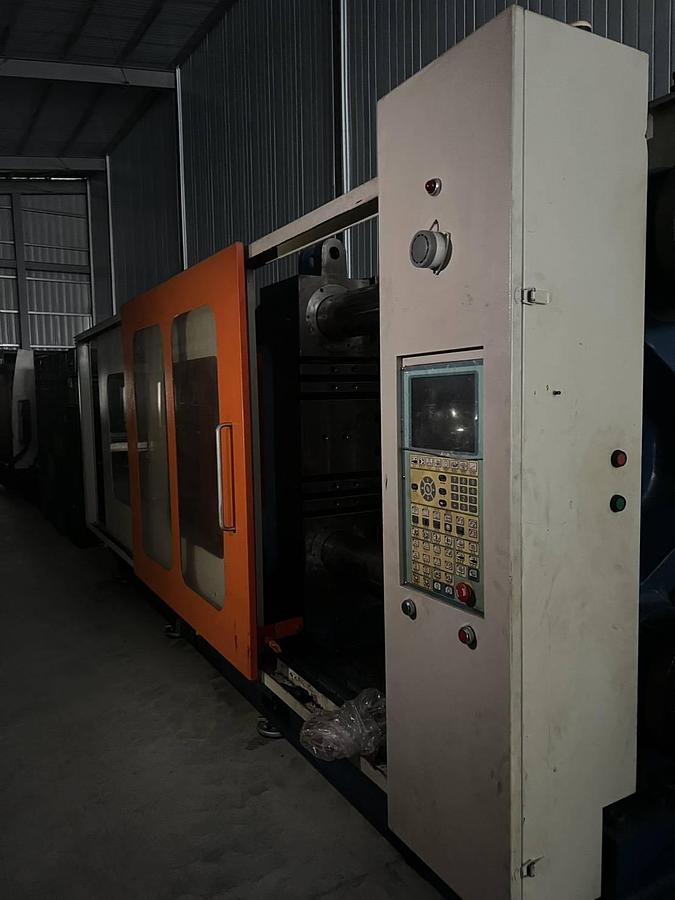 Used Nan Rong 1000T Injection Molding Machine