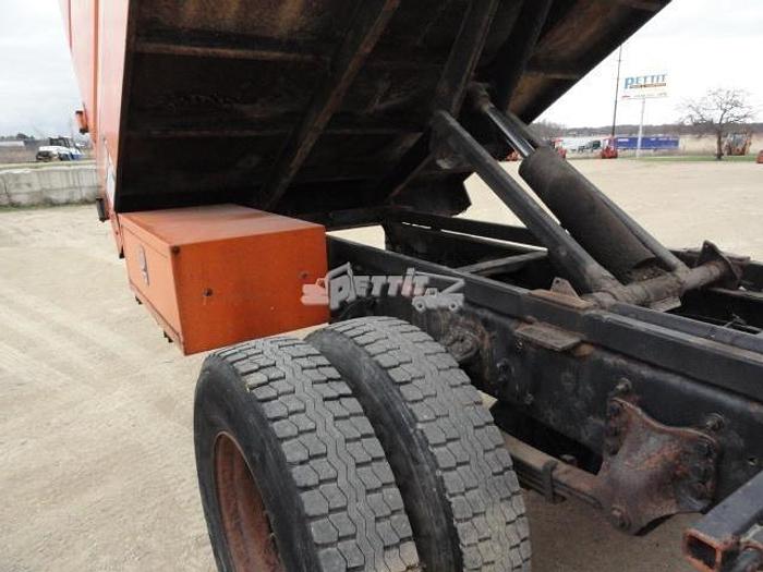 Used 2011 FREIGHTLINER BUSINESS CLASS M2 106