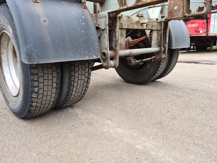 Used 1980 2 axle gooseneck container chassis  steel suspension drum brakes freuhauf
