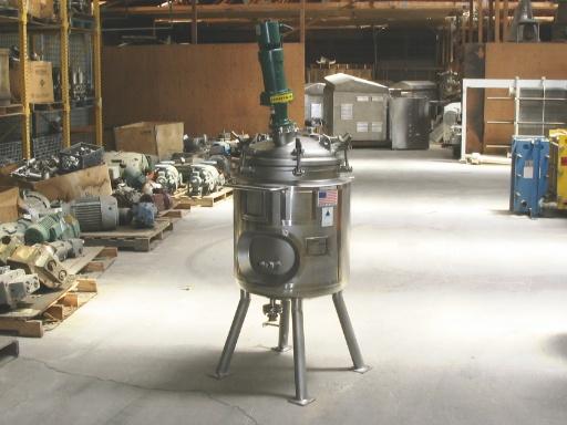 Usado 1000 GALLON STORAGE TANK.  CE HOWARD MODEL 1132-A SERIAL 6178-1. HORIZONTAL OFFSET AGITATION