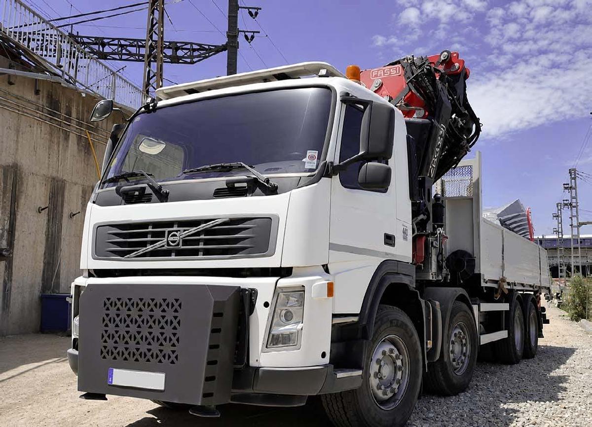 Usado 2023 FASSI F820RA.2.27/L426 + JIB SOBRE CAMIÓN VOLVO