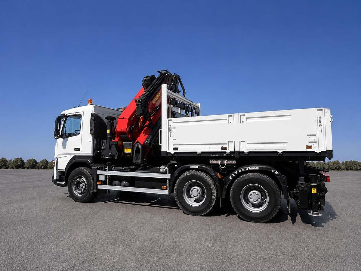 Usado 2023 PALFINGER PK 53002 SH + JIB SOBRE CABEZA TRACTORA VOLVO