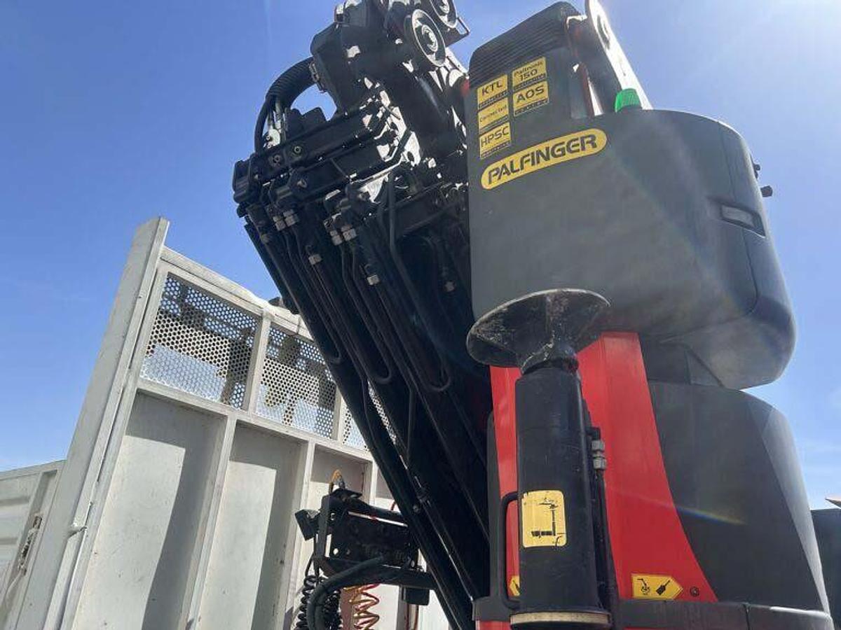 Usado 2023 PALFINGER PK 53002 SH + JIB SOBRE CABEZA TRACTORA VOLVO