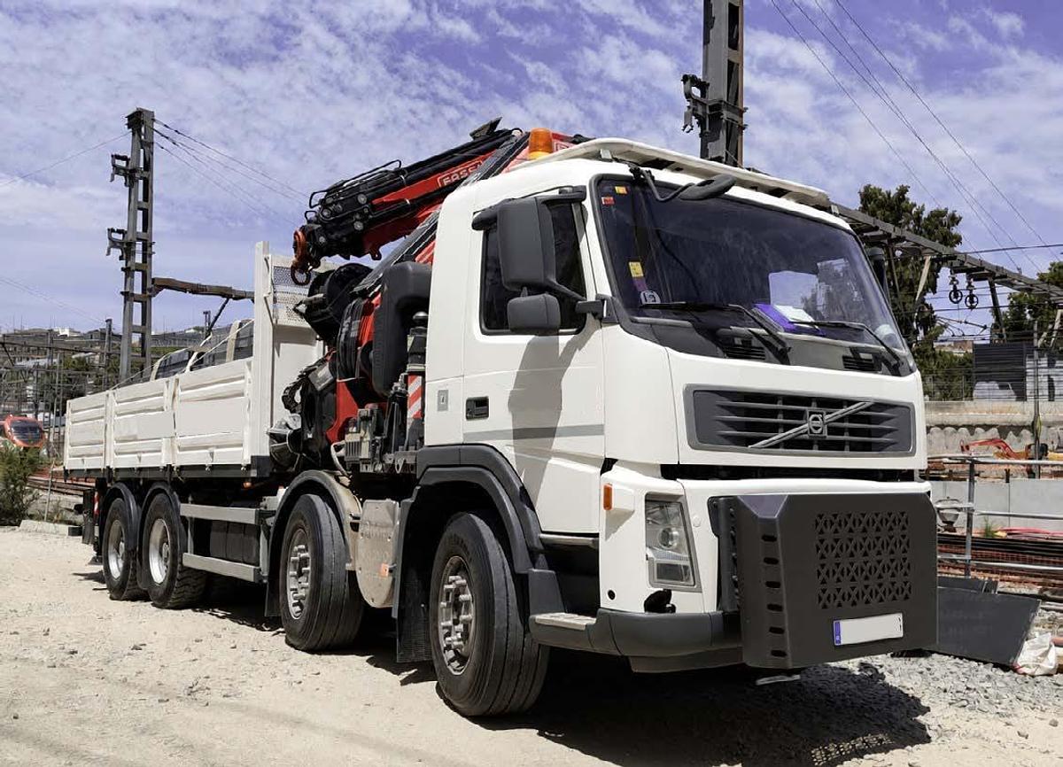 Usado 2023 FASSI F820RA.2.27/L426 + JIB SOBRE CAMIÓN VOLVO