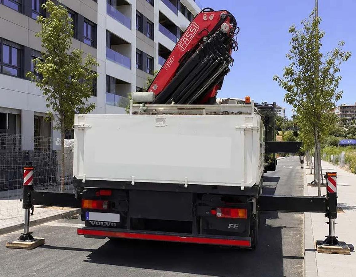 Usado 2023 FASSI F820RA.2.27/L426 + JIB SOBRE CAMIÓN VOLVO